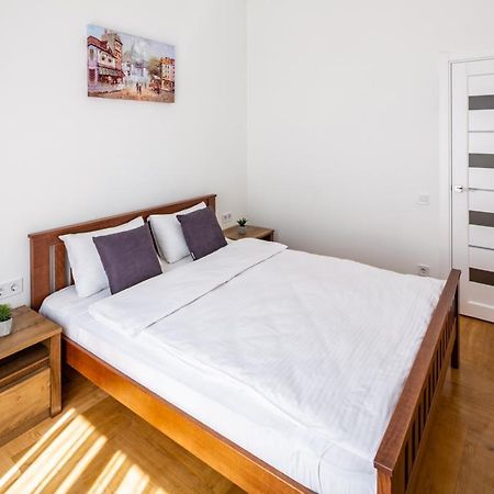 Three Bedroom Apartment On Rynok Square Lviv Exterior photo