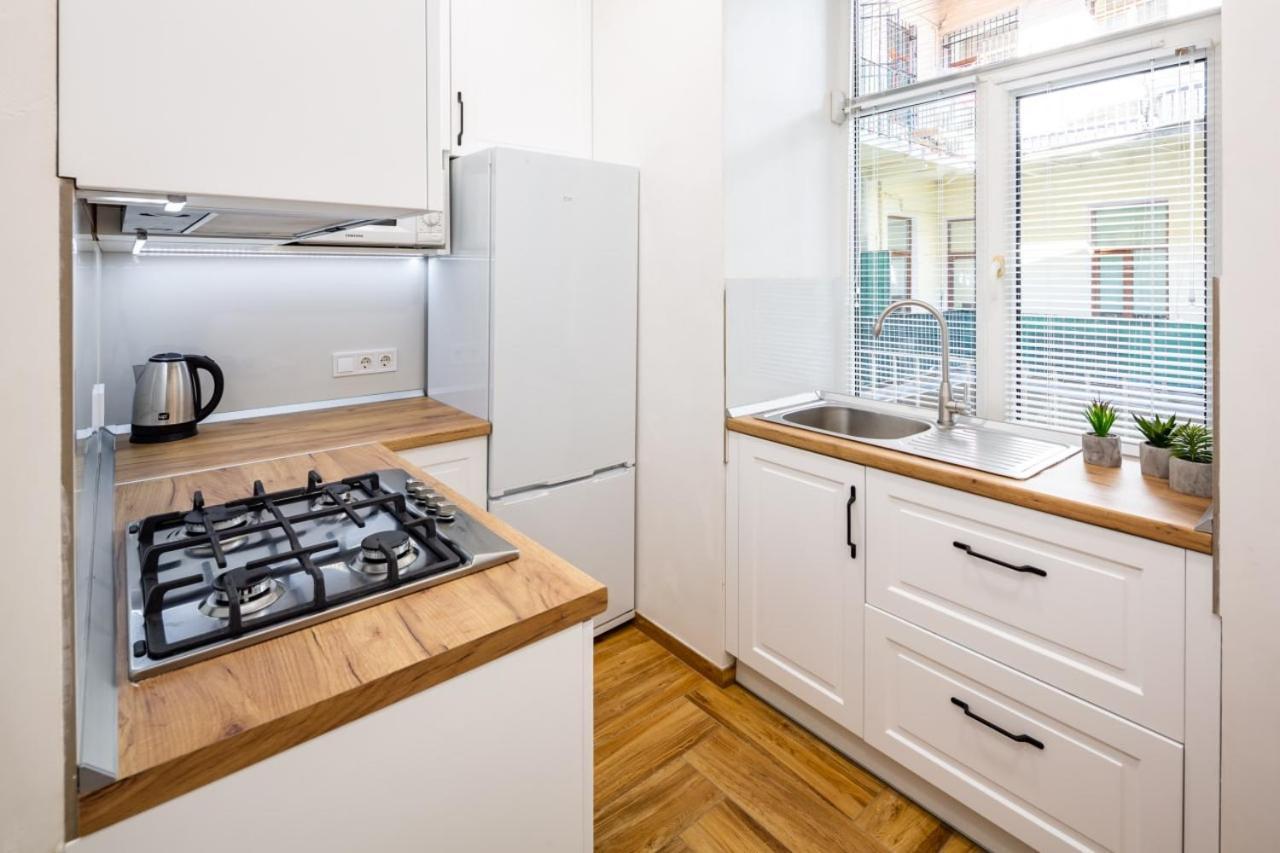 Three Bedroom Apartment On Rynok Square Lviv Exterior photo