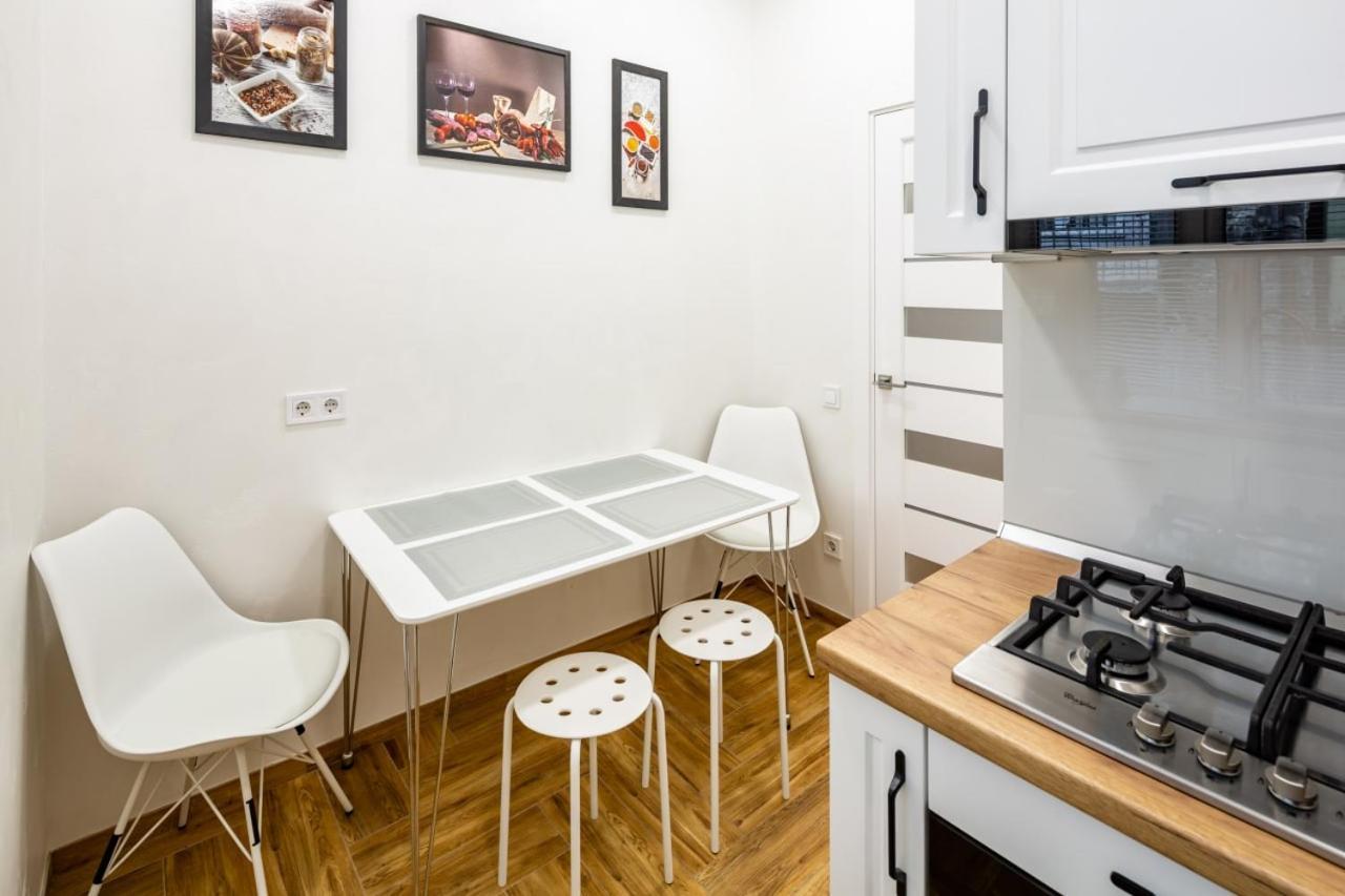 Three Bedroom Apartment On Rynok Square Lviv Exterior photo