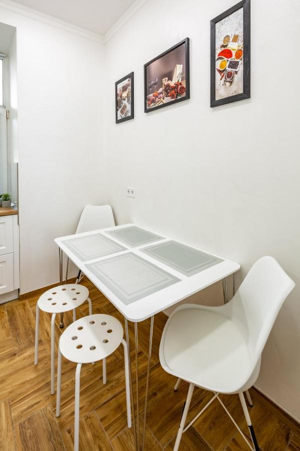 Three Bedroom Apartment On Rynok Square Lviv Exterior photo