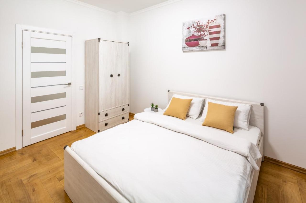 Three Bedroom Apartment On Rynok Square Lviv Exterior photo