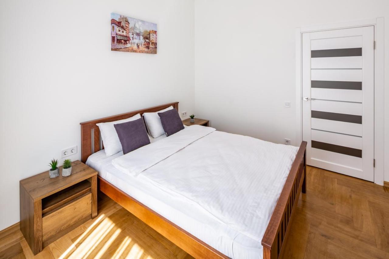 Three Bedroom Apartment On Rynok Square Lviv Exterior photo