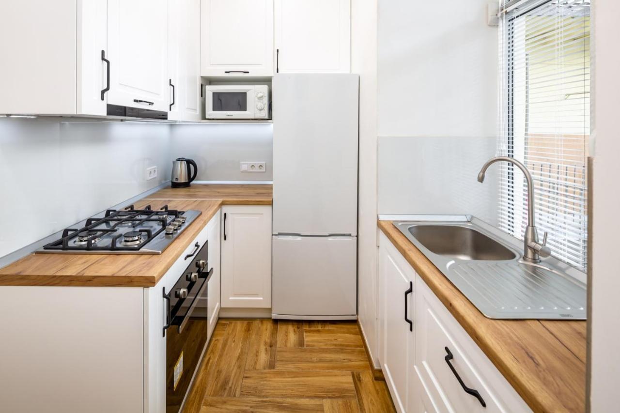 Three Bedroom Apartment On Rynok Square Lviv Exterior photo