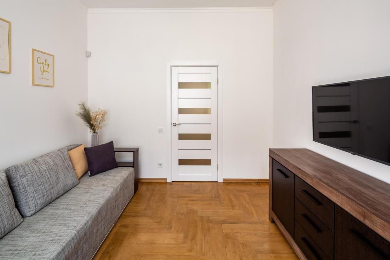 Three Bedroom Apartment On Rynok Square Lviv Exterior photo