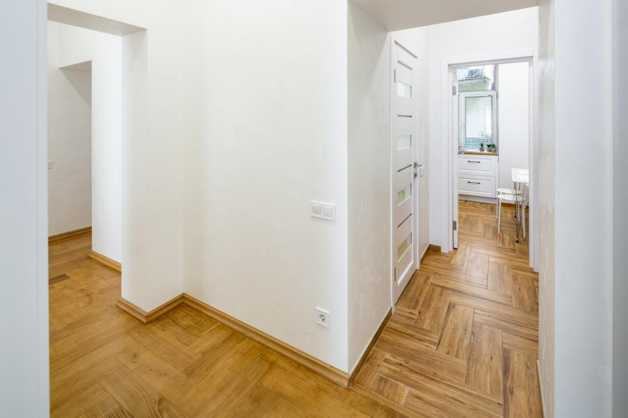 Three Bedroom Apartment On Rynok Square Lviv Exterior photo