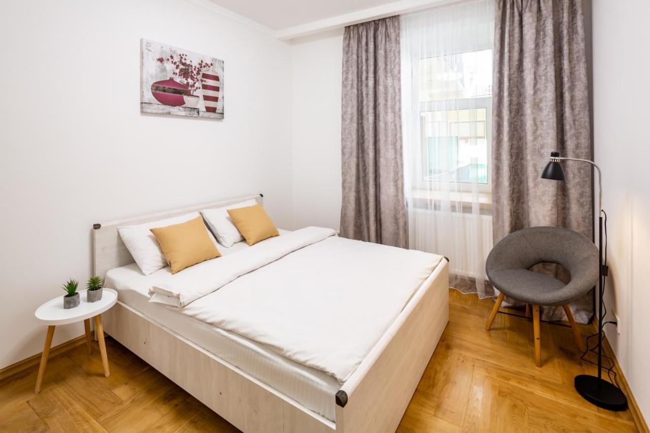 Three Bedroom Apartment On Rynok Square Lviv Exterior photo